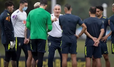 Tite habla con los jugadores de Brasil. 