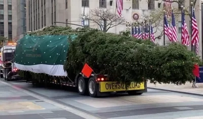 Llegó en un tráiler de 35 metros de largo que fue escoltado por una decena de vehículos policiales por las calles de Manhattan.