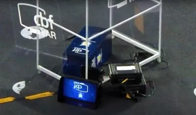 Así quedó la cabina del VAR luego de la patada de 'Gatito' Fernández. 