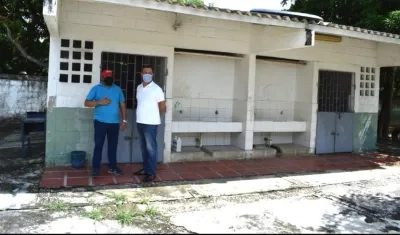 El Alcalde José Fernando Vargas durante la entrega de materiales a la Institución Educativa Francisco de Paula Santander, Sede Petronitas.