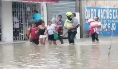 Los policías evacuando a los menores y a su mamá.
