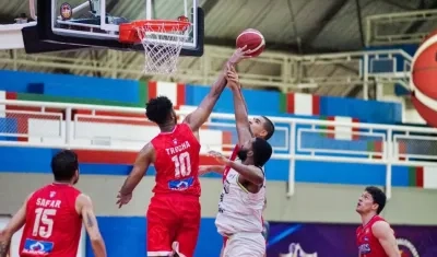 Acción del juego entre Titanes y Tigrillos. 