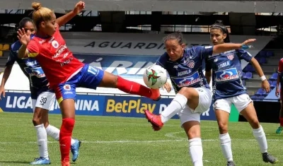 Angie Vásquez ante la marca de una jugadora pastusa. 