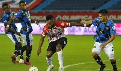 Miguel Ángel Borja enfrentando la marca de tres rivales.