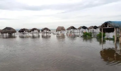Negocios turísticos inundados en la zona costera del Atlántico.