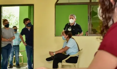 El alcalde visitando un colegio por Pruebas Saber 11.