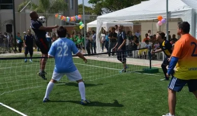 Aficionados practican el Fútbol-Tenis. 