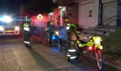 Policía interviniendo fiestas en Turbaco.