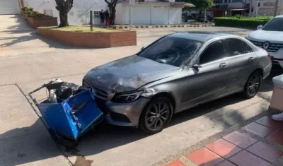 El vehículo implicado en el accidente con la carretilla del vendedor de tinto incrustada en la parte delantera.