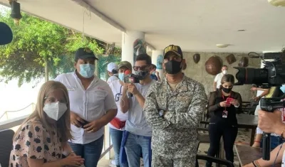 Gobernadora del Atlántico, Elsa Noguera, y el capitán del Puerto de Barranquilla, capitán Carlos Urbano.