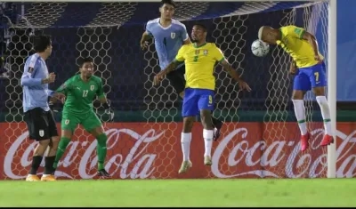 Cabezazo de Richarlison para gol brasileño.