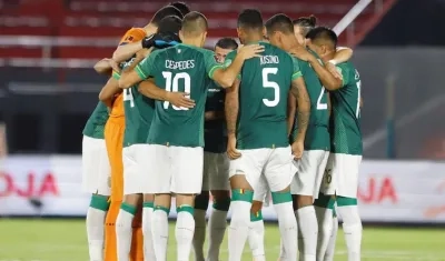Jugadores bolivianos orando por el resultado.