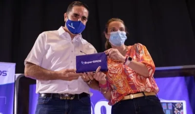 Edgar Páez entrega la tableta 500 a la Ministra Karen Abudinen.