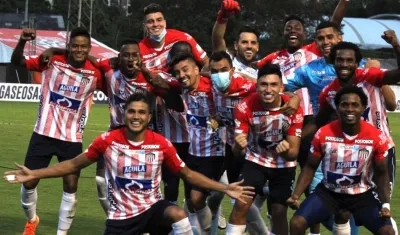 Sebastián Viera festeja con sus compañeros la clasificación. 