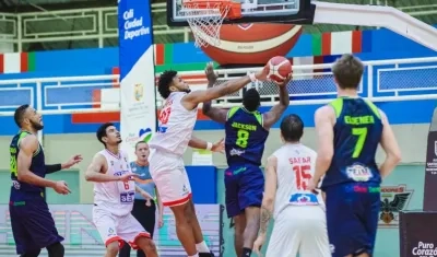 Luis Santos aplica un tapón a Michael Jackson. 