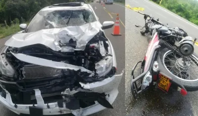 Aspecto de cómo quedaron la moto y el vehículo tras el accidente. 