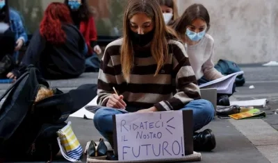 Protesta de jóvenes en Italia para la reapertura de colegios y universidades.