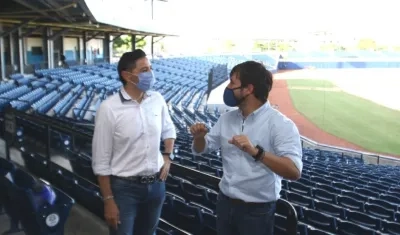 Alcalde de Ibagué, Andrés Hurtado; y el alcalde de Barranquilla, Jaime Pumarejo, en estadio Édgar Rentería.