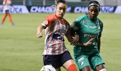 Daniela Montoya disputa la pelota con Carmen Rodallega. 