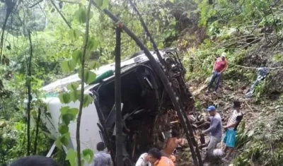Así quedó el bus tras rodar más de 50 metros.