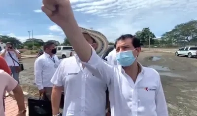 El Contralor Carlos Felipe Córdoba inspeccionando las obras inconclusas.
