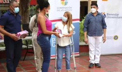 La Gobernadora Elsa Noguera entregando los equipos.