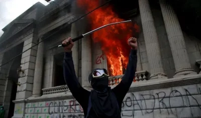 Vista del exterior del Congreso de Guatemala en llamas ocasionado por manifestantes que protestan contra del Gobierno del presidente, Alejandro Giammattei hoy en Ciudad de Guatemala (Guatemala). 