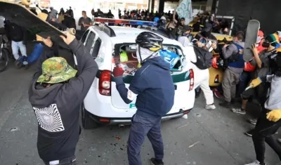 Así destruyeron los vándalos una patrulla de la Policía en Bogotá, durante protestas.