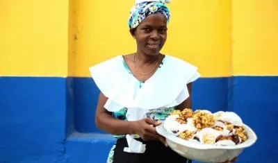 Una venddora con los tradicionales dulces.