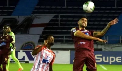 Didier Moreno marca a Guillermo Celis.