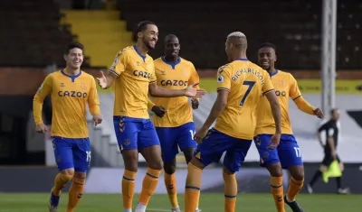 James Rodríguez y sus compañeros felicitan a Dominic Calvert-Lewin.