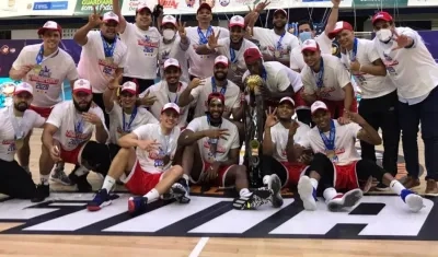 Titanes celebran el título del torneo 2020. 