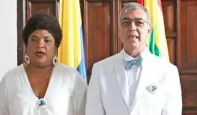 Cynthia Pérez Amador y el alcalde William Dau.