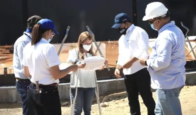 La Gobernadora Elsa Noguera inspeccionando las obras.