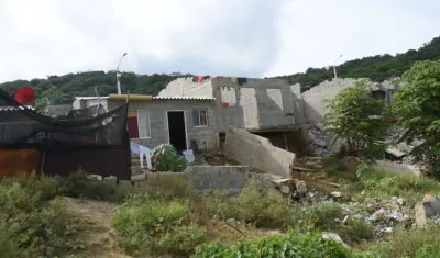 Las casas siguen cayendo en la Manzana F por efecto de los deslizamientos.