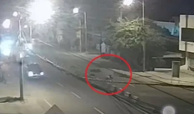 Patrullero en moto y su parrillera mueren al chocar con separador