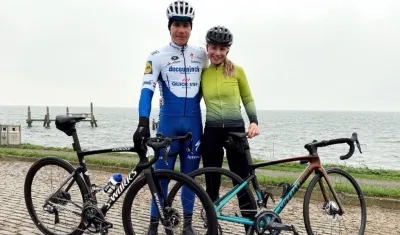 Fabio Jakobsen y su esposa, tras un paseo en bicicleta esta mañana. 