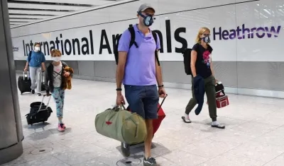 Pasajeros a su llegada al aeropuerto londinense de Heathrow. 