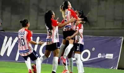 Las Tiburonas celebrando el empate, pero no les alcanzó.