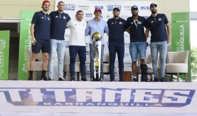 Algunos de los integrantes de Titanes de Barranquilla durante la rueda de prensa.