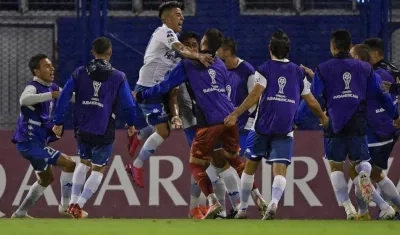 Jugadores de Vélez Sarsfield celebrando en su campo.