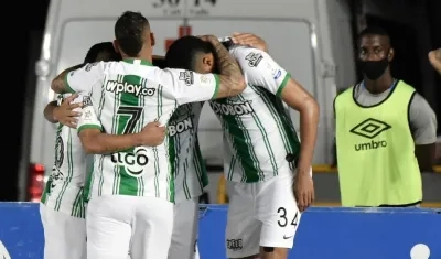 Jugadores de Atlético Nacional festejan una anotación. 