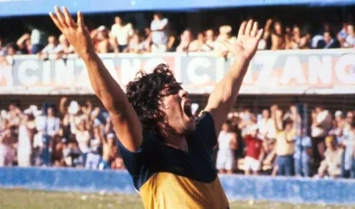 Diego Armando Maradona jugando con Boca Juniors. 