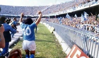 Diego Maradona en un partido en Nápoles. 