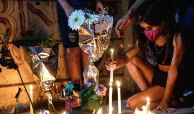 Fanáticos de Diego Armando Maradona durante una velación esta noche.