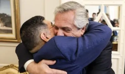 Una foto para recordar entre el Presidente de Argentina y Diego Maradona.