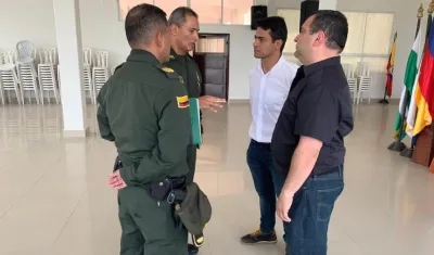 Las autoridades coordinando las acciones.