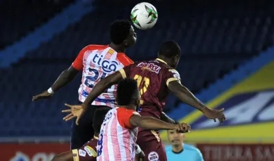 Acción de juego entre Junior y Tolima. 