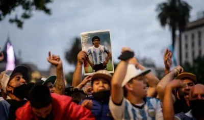 Miles de personas frente a la Casa Rosada en velación de Maradona