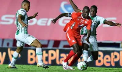 Adrián Ramos enfrenta la marca de dos jugadores de Nacional. 